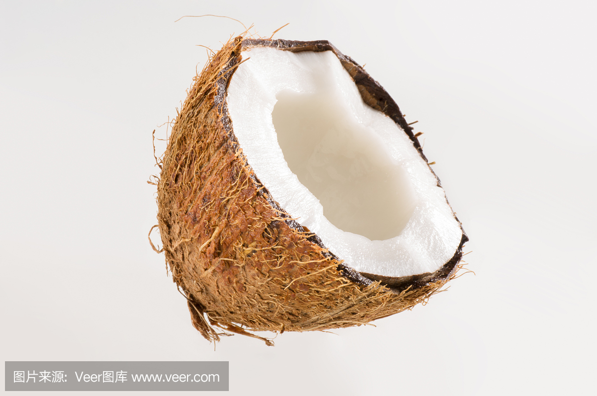 白色孤立背景上的新鮮椰子。